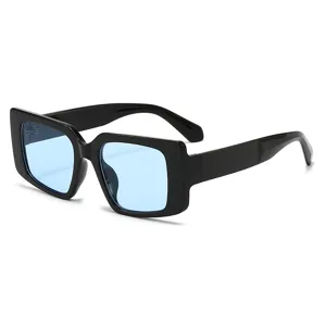 Occhiali da sole quadrati alla moda con montatura nera e lenti azzurre per ogni giorno.