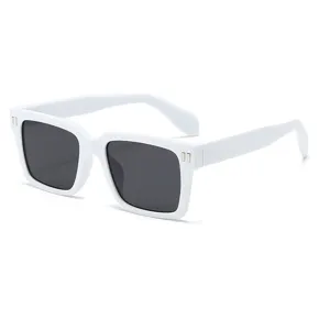 Occhiali da sole quadrati bianchi da donna alla moda retro protezione UV elegante