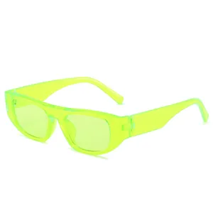 Neon-grüne Vintage-Sonnenbrille mit dicken Rahmen und modischem Retro-Stil für draußen.