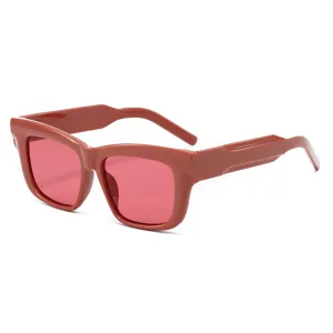 Modische dicke Sonnenbrille mit pinken Gläsern und UV-Schutz für Damen und Herren im Trend.