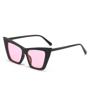 Modische Cat-Eye Sonnenbrille mit schwarzem Rahmen und schicken rosa Gläsern für Damen.