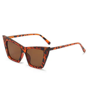 Große Cat-Eye-Sonnenbrille mit modischem Schildpatt-Gestell und braunen Gläsern für Damen.