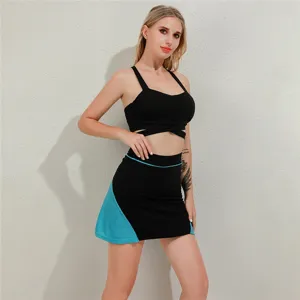Nahaufnahme zeigt das schwarze Sport-Top und die Details des kontrastierenden Rocks.