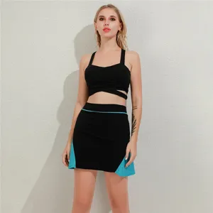 Schwarzes sportliches Crop-Top und Tennisrock-Set für Damen, ideal für Sport und Fitness.