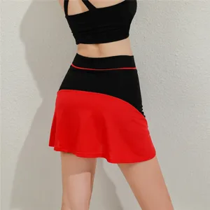 Details des sportlichen Damen Tennisrocks mit stylischem Schwarz und Rot Farbblock Design.