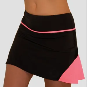 Nahaufnahme Detail des Damen Sportrocks mit kontrastierendem rosa Bund und Saumeinsatz.