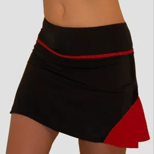 Schwarzer Sportrock mit rotem Besatz und Saumdetail, ideal für Laufen, Tennis und Fitness.