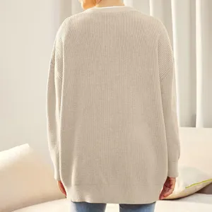 Vue arrière détaillée d'un cardigan en tricot beige uni et décontracté avec une texture douce.