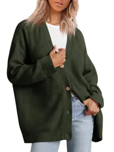 Détail de cardigan en maille vert foncé avec col en V, fermeture à boutons et texture.