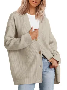 Vue de détail d'un cardigan en tricot beige à col V et boutons pour femmes élégantes.