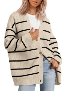 Vue de détail de la manche du cardigan tricoté rayé pour femmes et fermeture à boutons