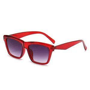 Trendige Retro-Sonnenquadratbrille mit halbdurchsichtigen roten Rahmen und Farbverlaufslinsen.