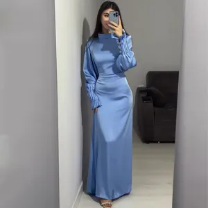 Elegante lichtblauwe satijnen maxi-jurk met lange mouwen, hoge hals en geplooide manchetten.