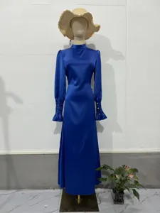 Koningsblauwe lange mouwen maxi jurk met opstaande kraag, elegante hofstijl detail weergave.