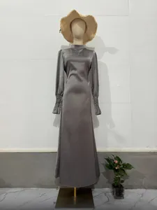Elegante satijnen lange mouw jurk met plooien details en hofstijl ontwerp voor dames.