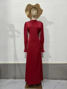 Elegante rode lange mouw maxi jurk met opstaande kraag en geplooide manchetten dames detail.