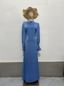 Elegante lange blauwe satijnen jurk met lange mouwen hoge kraag en gerimpelde manchetten voor dames