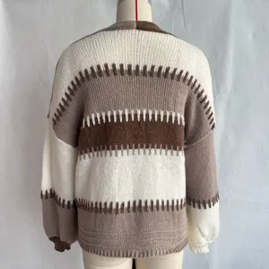 Farbblock Strickjacke Detail Ansicht der Ruckseite, lange Aermel, laessige Passform.