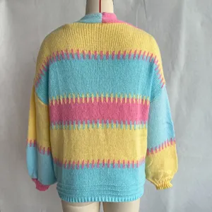 Farbige Strickjacke mit einem auffälligen Blockstreifen-Design und langen Ärmeln.