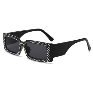 Quadratische Strass Sonnenbrille fuer Damen, schwarzer Rahmen stilvolle Brille fuer Streetstyle.