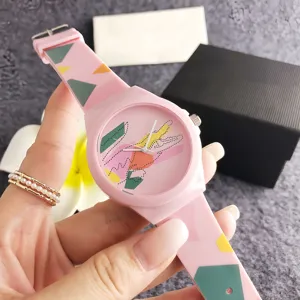 Detail montre geometrique silicone rose, montre quartz de loisir minimalist mode quotidienne.