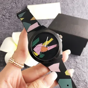 Montre à Quartz Mode pour Femmes Bracelet en Silicone Montre-Bracelet analogique décontractée Style d'Affaires Simple Montre pour Dames Quotidienne
