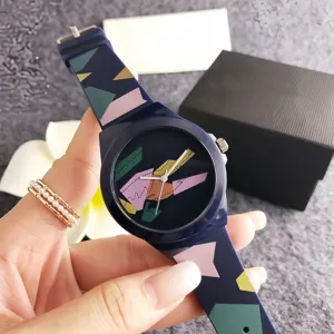 Gros plan sur une montre en silicone au motif géométrique chic en bleu foncé, tendance.