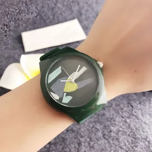 Vue rapprochée détaillée de la montre de mode en silicone vert foncé au cadran abstrait.