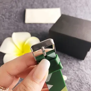 Bracelet de montre en silicone vert élégant avec boucles métalliques, design géométrique.