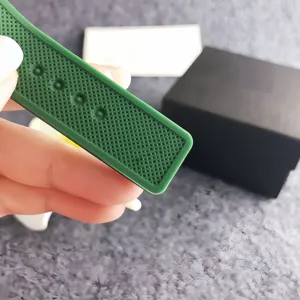 Bracelet de montre en silicone vert avec texture grille, bracelet de sport élégant et décontracté.