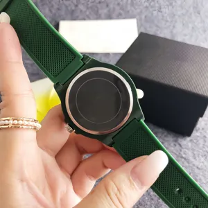 Détail de montre en silicone vert avec cadran noir et lunette en métal pour style décontracté