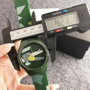 Montre bracelet en silicone vert avec cadran géométrique design abstrait 42mm montre de mode