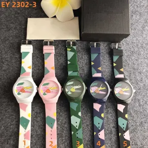 Montre quartz bracelet silicone coloree geometrique mode loisir lot de 5 pieces.