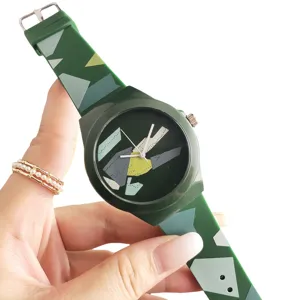 Montre à quartz en silicone vert avec cadran géométrique abstrait, style mode et décontracté.