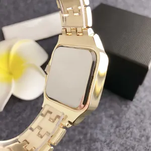 Goldene Damen-Quadratuhr Detailansicht mit Metallgliederarmband, elegantes Luxusuhrendesign.
