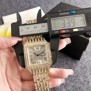 Luxus Strass Quadrat Damen Uhr mit römischen Ziffern und Stahlarmband Detailansicht