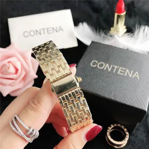 Primer plano detallado de la correa y el cierre del reloj de cuarzo dorado para mujer.