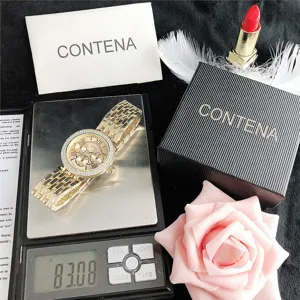 Reloj de cuarzo dorado para mujer con bisel de estrás, correa de metal y tres subesferas.