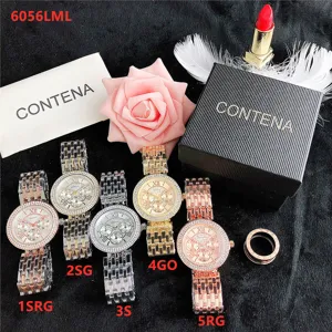 Detalle de reloj de cuarzo para mujer con correas de metal multicolores y esfera grande.