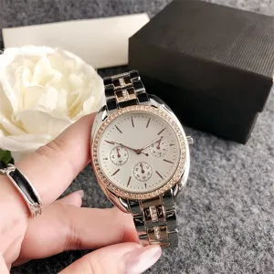 Elegante Damen Armbanduhr mit Strass Lünette, Bicolor Metallarmband und Luxus Design.