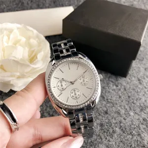 Detailaufnahme einer silbernen Damen Strass Uhr mit funkelnden Kristallen und feinen Zifferblättern.