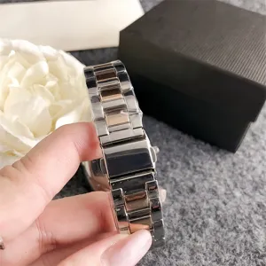 Klassische edle zweifarbige Damenarmbanduhr mit elegantem metallischem Armband im Detail