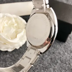 Weisse Keramik Damen Uhr Detailansicht, Edelstahl Gehaeuseboden, elegante Mode Armbanduhr.