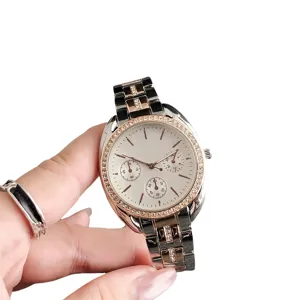 Damen Strass Lünette Quarz Armbanduhr mit multifunktionalem Zifferblatt und Metallgliederarmband.