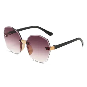 Gafas de sol infantiles poligonales sin montura con lentes degradadas de colores.