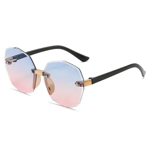 Gafas de sol poligonales sin montura para niños con lentes degradadas coloridas y patillas negras.