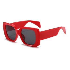 Occhiali da sole quadrati rossi spessi da donna, stile streetwear con protezione UV.