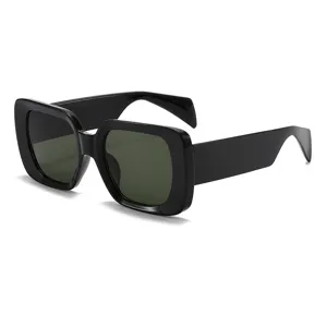 Occhiali da sole squadrati spessi da donna, montatura nera oversize con lenti scure anti-UV.