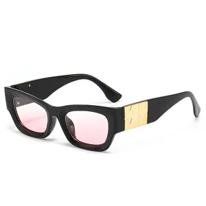 Grosse quadratische Sonnenbrille mit dicken Rahmen rosa Glaesern und goldenem Dekor.