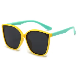 Occhiali da sole per bambini con montatura quadrata gialla e stanghette verde menta eleganti.